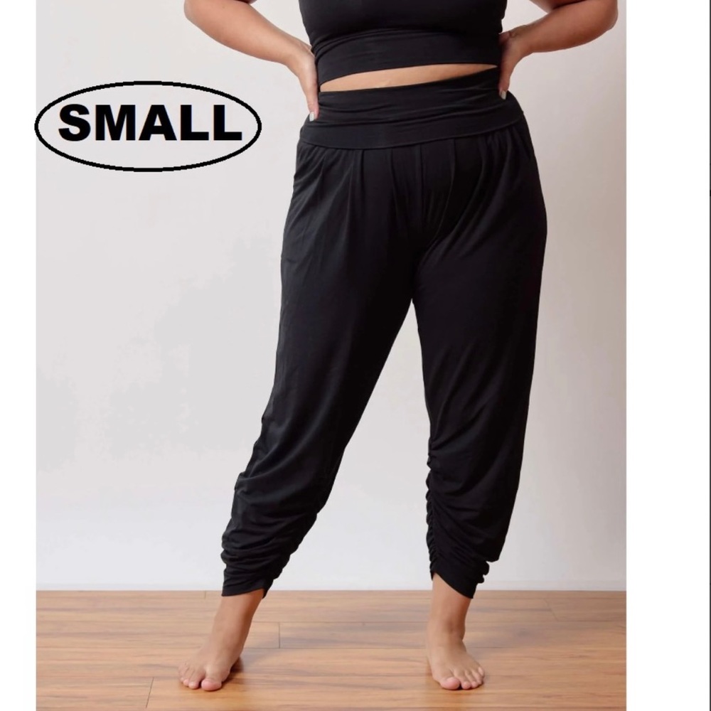 FREE LABEL, Black Sunday Crop Pant. Size: S
